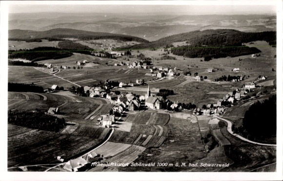 Ak Schönwald im Schwarzwald, Landschaftsaufnahme, kleine Häuser, Kirche, Schwarzwald, Schwarz-Wei