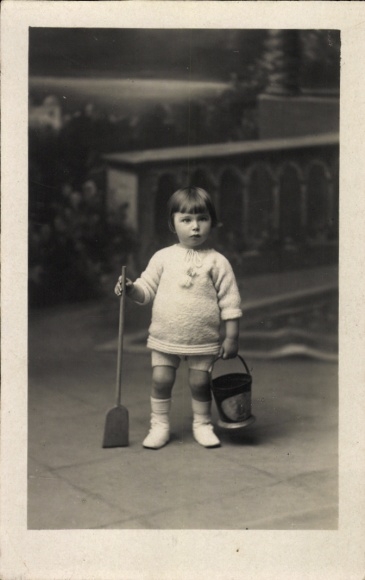 Foto Ak Kleines Mädchen mit Eimer, Spielzeug