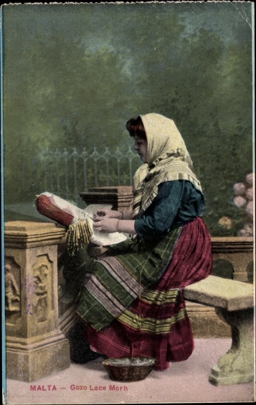 Postcard Malta, Gozo Làce Mork, lace maker, folk costume