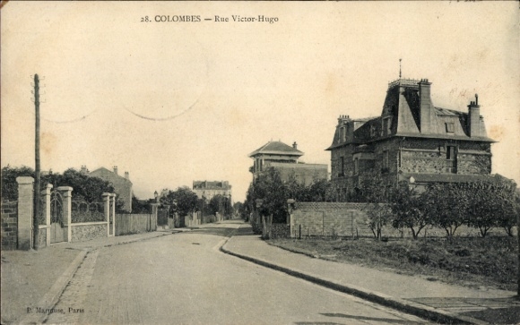 PC Colombes Hauts de Seine, front shows Rue Victor-Hugo, houses, street view