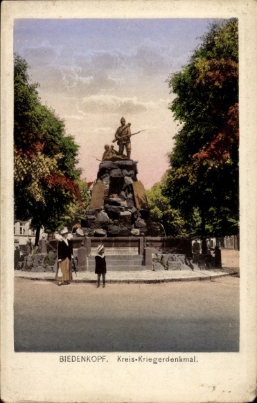 Postcard Biedenkopf an der Lahn, district war memorial, statue, people, trees
