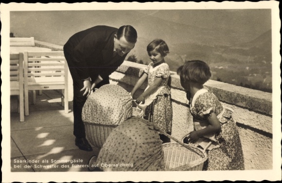 Postcard Führer and Chancellor Adolf Hitler, Saar children as summer guests, Obersalzberg