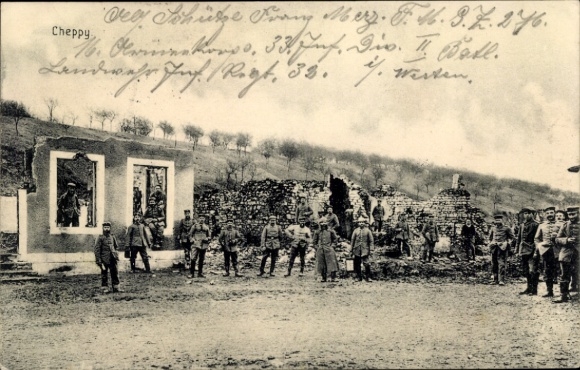 Postcard Cheppy Meuse, soldiers posing in the ruins