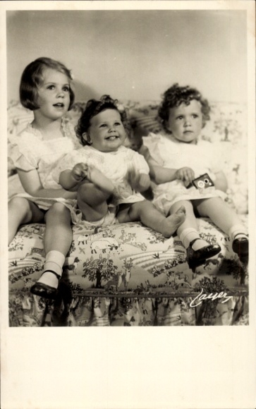 Postcard Princesses Margaretha, Desirée and Birgitta of Sweden, portrait with toys