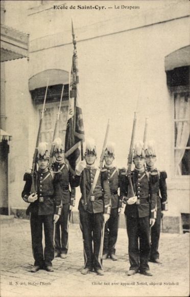 CPA Saint Cyr l'Ecole Yvelines, Le Drapeau, Soldaten an der Militärschule, Uniform
