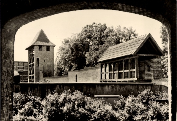 Ak Stralsund in Vorpommern, Stadtmauer, rekonstruierter Teil, polnische Bauleute, Knieper Damm