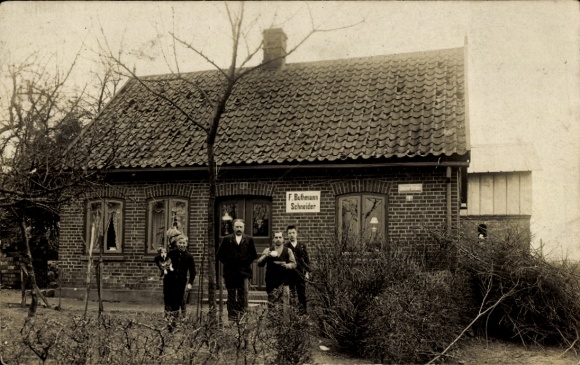 Photo Postcard Sülfeld in Holstein, people in front of the F. Bethmann tailor shop