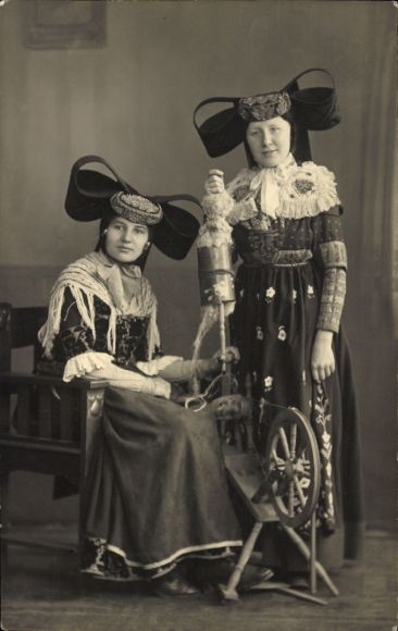 Photo Postcard Two women in folk costumes from Schaumburg, spinning wheel