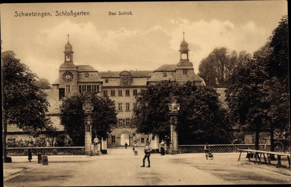Postcard Schwetzingen in Baden, castle garden, castle