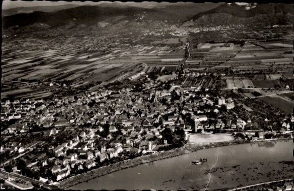 Ak Ladenburg am Neckar Baden, Luftaufnahme von  Neckar, Gebäude und Fluss