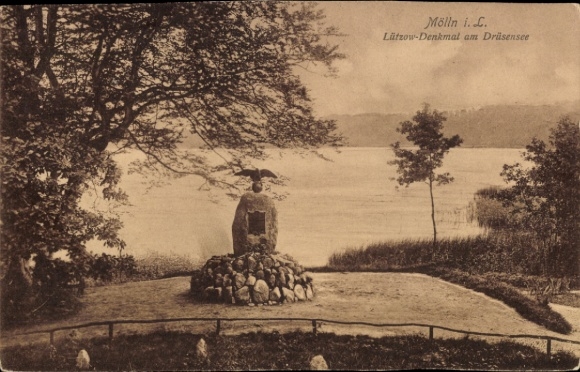 Postcard Mölln in Lauenburg, Lützow Memorial at Drüsensee
