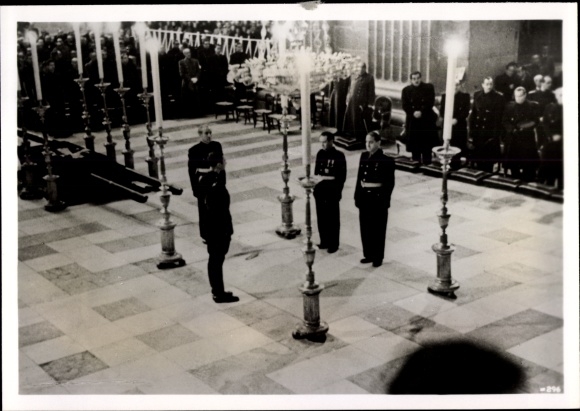 Photo Hoffmann, H., General Franco, wreath-laying at the grave of national hero Rivera, Nov. 1941