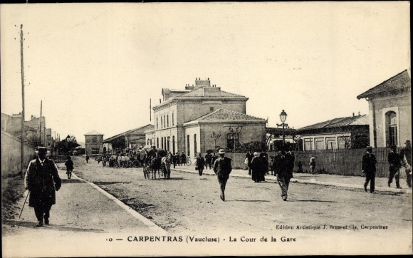 Postcard Carpentras Vaucluse, The Courtyard of the Station