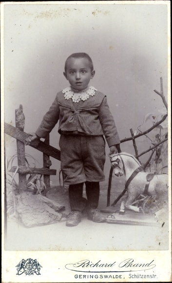 CdV Junge mit Spielzeugpferd, Portrait