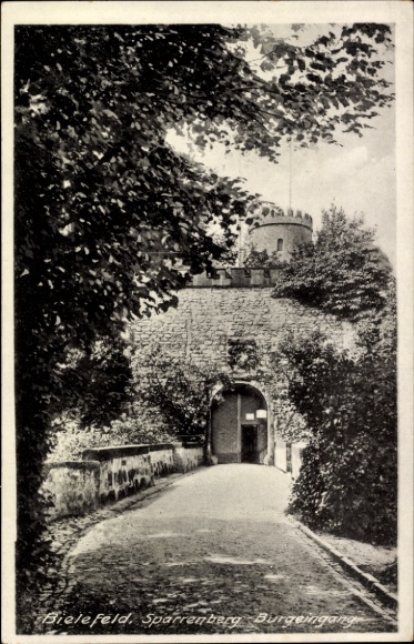 Ak Bielefeld in Nordrhein Westfalen,  Sparrenberg Burgeingan, Eingang zur Burg, Natur umgeben