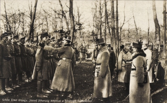 Postcard Schön Ernő őrnagy, József főherceg kitünteti a fehérvári honvédeket, soldiers