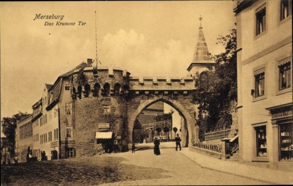 Ak Merseburg an der Saale, uitzicht door de Kromme Poort, winkel