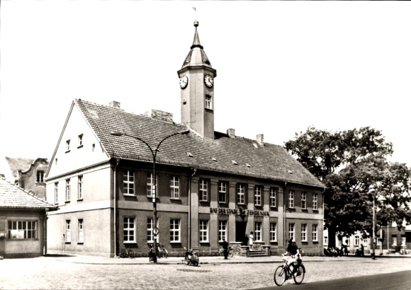 Postcard Zehdenick in Brandenburg, town hall, cyclists