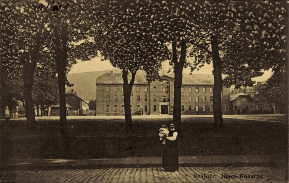 Ak Goslar am Harz, Historisches Gebäude, Frau mit Kind, Bäume, Schwarz-Weiß-Fotografie