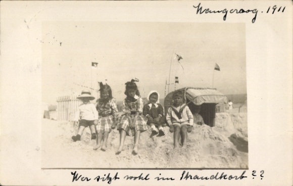 Foto Ak Nordseebad Wangerooge in Ostfriesland, Kinder am Strand, Strandkorb, Fotograf H. Schröder