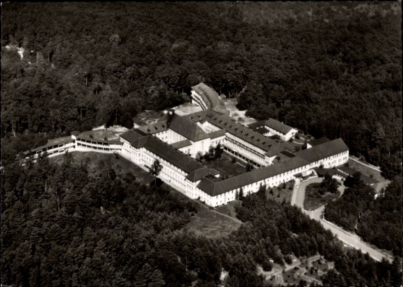 Ak Gerlingen in Württemberg, luchtfoto van een sanatorium omgeven door bos, Sanatorium Schille