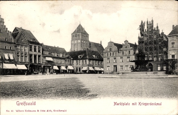 Ak Hansestadt Greifswald, Historische Stadtansicht, Marktplatz mit Kriegerdenkmal, Gebäude im Hin