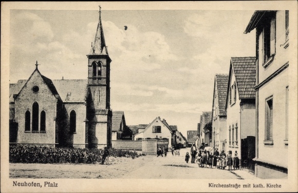 Postcard Neuhofen in der Pfalz, Kirchenstraße with cath. Church