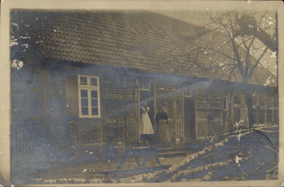 Foto Ak Diesdorf in der Altmark, Wohnhaus, Zwei Frauen