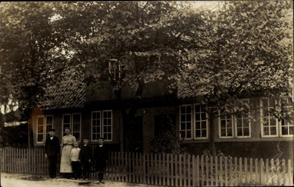 Photo Postcard Hamburg Mitte Billstedt, residential building Steinbeker Hauptstrasse No. 66, later No. 118, residents