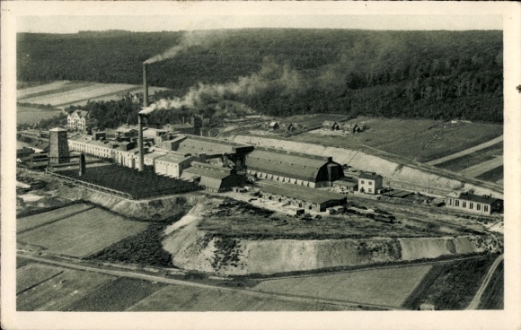 Ak Roßleben an der Unstrut Kyffhäuserkreis, Luftaufnahme einer Fabrik, rauchende Schornsteine, lä