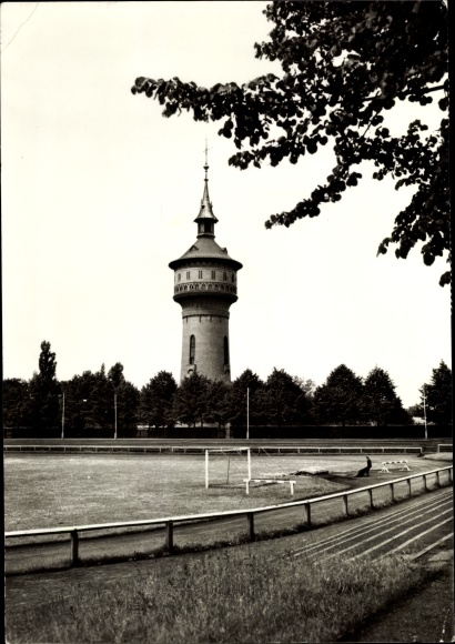 Ak Forst i.d. Lausitz, Partie am Stadion, Fussballfeld, Wasserturm
