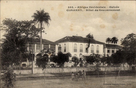 Ak Conakry Guinea, Hôtel du Gouvernement, Afrika, palmbomen,