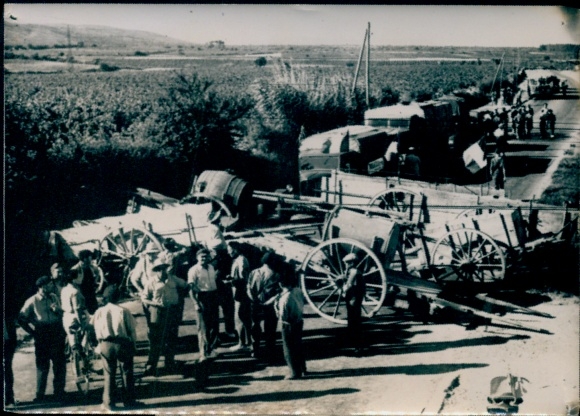 Foto Frankreich, Demonstration der Winzer 1953, Straßensperre bei Montpellier