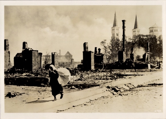 Zdjęcie Heinricha Hoffmanna, Litwa, zniszczone miasto na froncie wschodnim 1941 r.