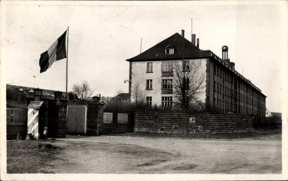 Postcard Zweibrücken in the Palatinate, building, flag, barracks area, gray clouds