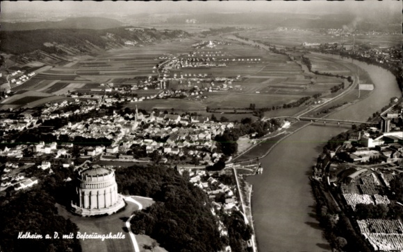 Ak Kelheim an der Donau Niederbayern, Luftaufnahme der Stadt, Befreiungshalle, Flusslandschaft, b