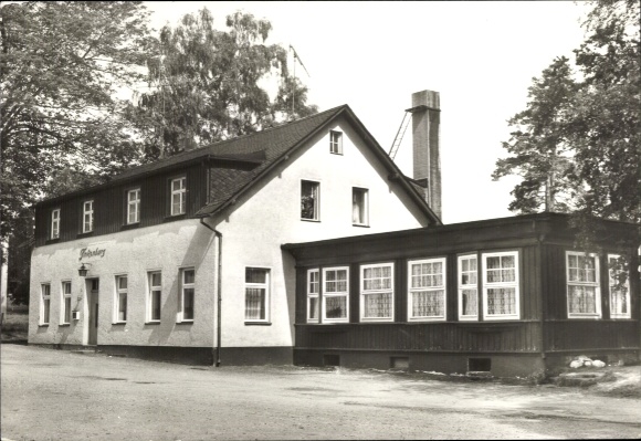 Ak Elterlein im Erzgebirge, Gaststätte Finkenburg, zweigeschossig, mit Fensterfront, Baumreihe