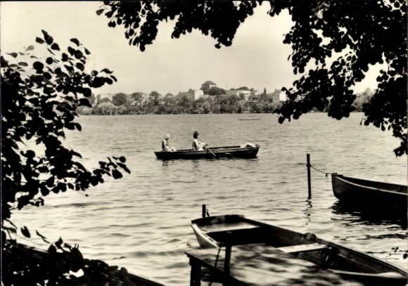 Ak Strausberg in der Mark, Blick auf die Stadt, Boote im Vordergrund, zwei Personen im Boot.