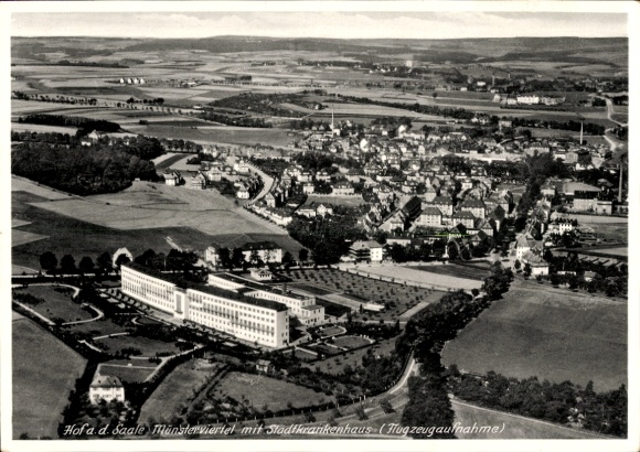 Ak Hof an der Saale Opper-Franken Beieren, luchtfoto, stadsziekenhuis, Münsterviertel, landelijk
