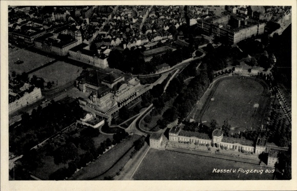 Ak Kassel in Hessen, Luftaufnahme von  Gebäude, Straßen, Parkanlagen