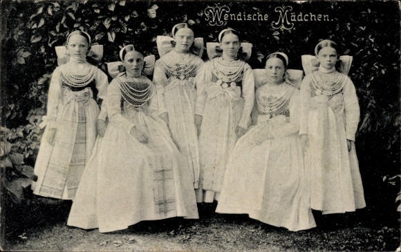 Ak Bautzen in der Lausitz, Kath. Wendische Mädchen im Festkleid