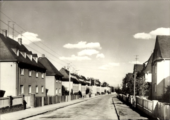 Ak Kahla in Thüringen, Straße mit Wohnhäusern, Wolken am Himmel, schwarz-weiß Bild