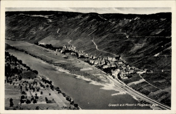 Ak Graach an der Mosel, Luftaufnahme, Mosel, Dorfansicht, historisch, schwarz-weiß