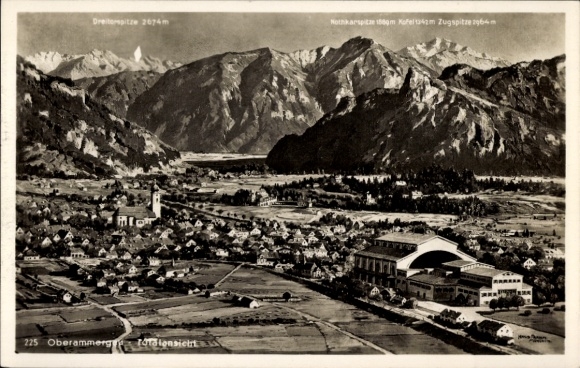 Ansichtkaart Oberammergau in Opper-Beieren, afstandsschot, Passiefestivalzaal, bergen