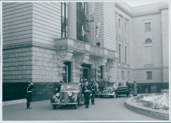 Photo Berlin, Bert Sass, four-party conference 1954, limousines drive up, Mercedes, Cadillac