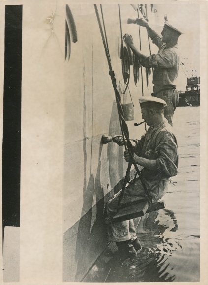 Photo Reinschiff on the Schleswig Holstein, when polishing the outer skin, Kriegsmarine