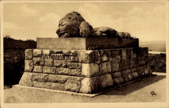 Ak Fleury devant Douaumont Meuse, Monument élevé au Carrefour Sainte-Fine