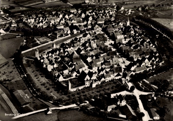 Ak Berching in der Fränkischen Alb Oberpfalz, Luftaufnahme von   Stadt, viele Dächer, Landschaft