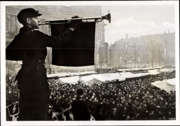 Photo Heinrich Hoffmann, Berlin Mitte, Lustgarten, HJ fanfares open the Berlin Christmas market