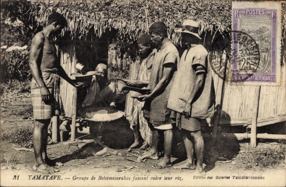 Ak Toamasina Tamatave Madagaskar, Gruppe von Betsimisarakas, Reis kochen, traditionelle Szene